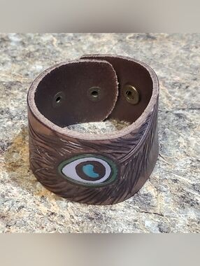 LEATHER BROWN TOOLED CUFF BRACELET PEACOCK FEATHERS. . UNISEX SNAP CLOSURES.